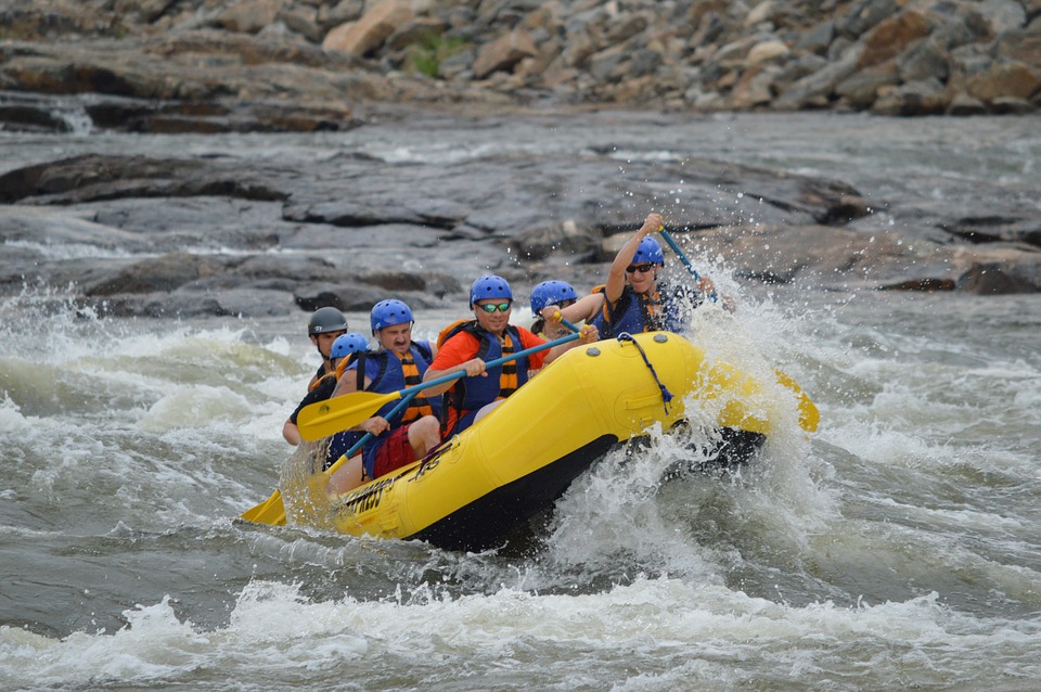 8 Famous Destinations for River Rafting in India